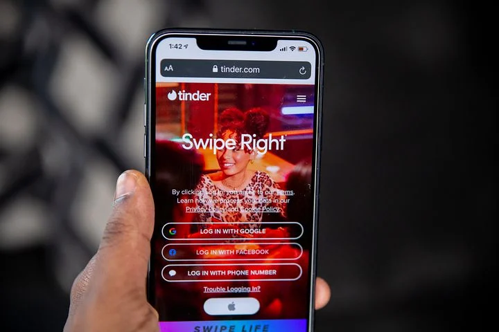 Users Seek Tinder Login Without Facebook After Technical Problems